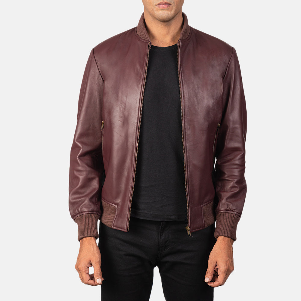 
Shane マルーン レザーボンバージャケット メンズ in Maroon Sheepskin Leather - 正面スタイル＆テーラードシルエット | 公式オンライン通販