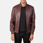 
Shane マルーン レザーボンバージャケット メンズ in Maroon Sheepskin Leather - 正面スタイル＆テーラードシルエット | 公式オンライン通販