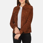 
Suzy Brown Suede Trucker Jacket in Brown Goatskin Suede - 正面スタイル＆テーラードシルエット | 公式オンライン通販