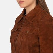 
Suzy Brown Suede Trucker Jacket - 袖の立体カッティングと洗練されたテーパードフィットを見せる側面ビュー