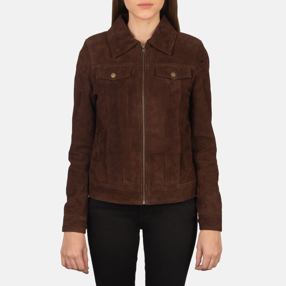 
着用イメージ： Suzy Brown Suede Trucker Jacket モデル着用（自然光でのドレープ感）