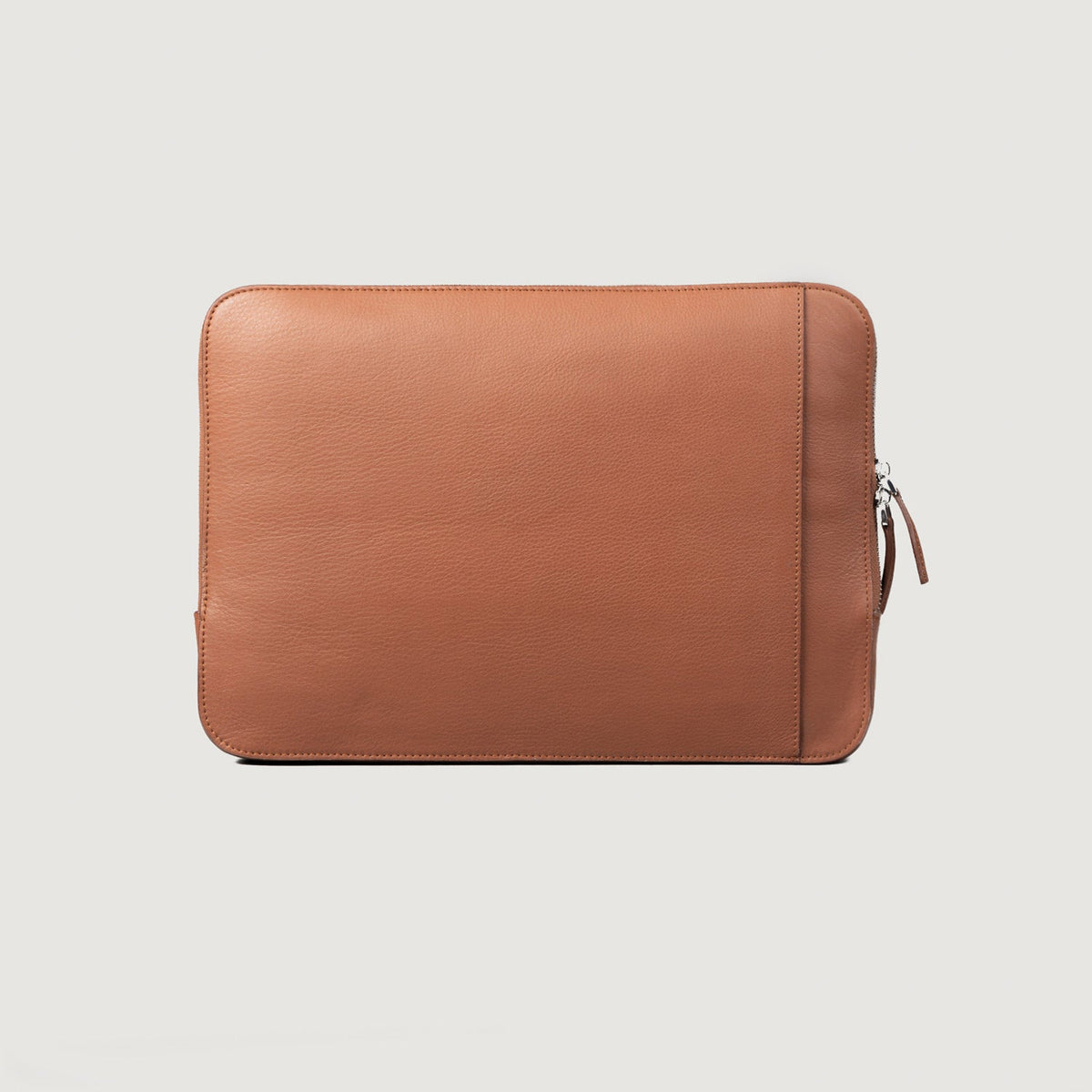 
The Baxter Brown Leather Laptop Sleeve For Men & Women in Brown Full-Grain Leather - 正面スタイル＆テーラードシルエット | 公式オンライン通販