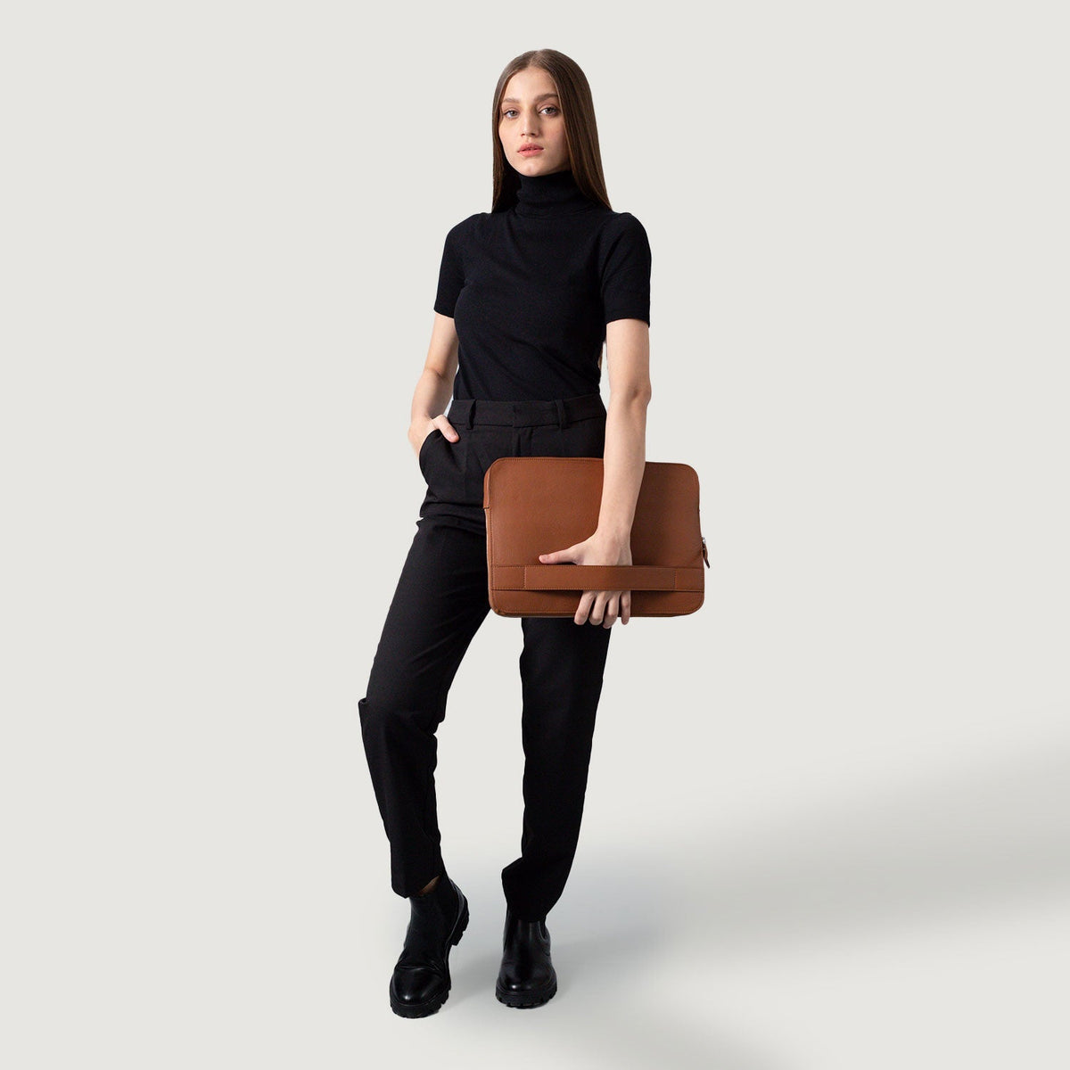 
Brown Full-Grain leather Goods - 美しい肩のラインと裾の仕立てが際立つ背面ビュー