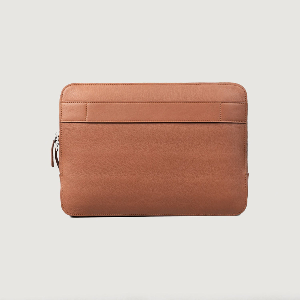 
The Baxter Brown Leather Laptop Sleeve For Men & Women - 袖の立体カッティングと洗練されたテーパードフィットを見せる側面ビュー