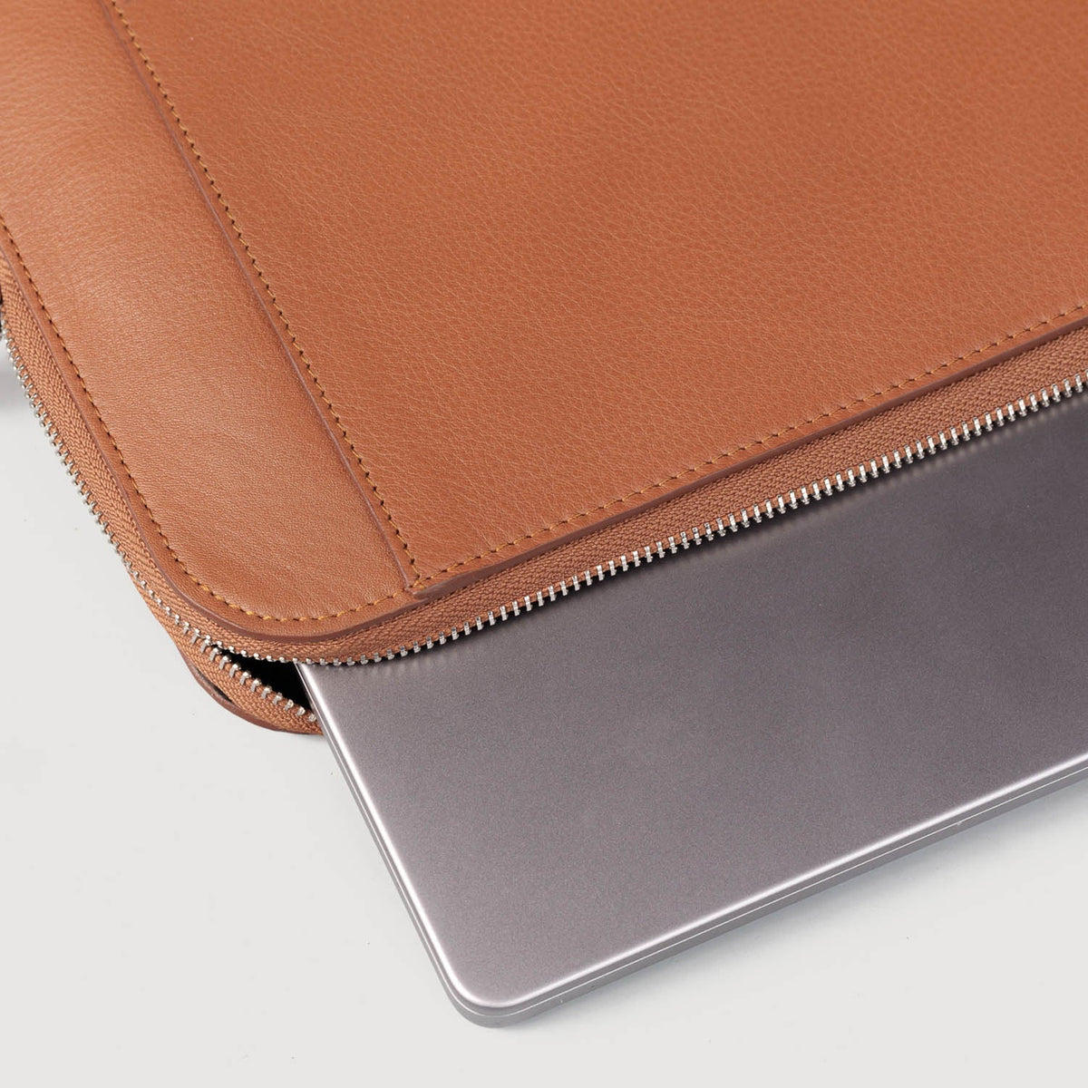 
クローズアップ詳細 of Classic Collar & Heavy-Duty Zipper Hardware on The Baxter Brown Leather Laptop Sleeve For Men & Women