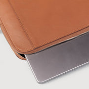 
クローズアップ詳細 of Classic Collar & Heavy-Duty Zipper Hardware on The Baxter Brown Leather Laptop Sleeve For Men & Women