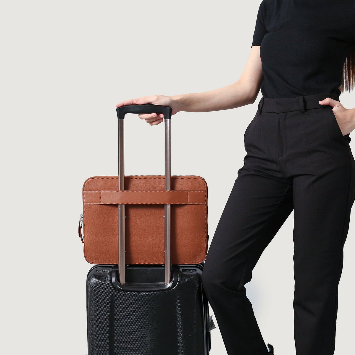 
着用イメージ： The Baxter Brown Leather Laptop Sleeve For Men & Women モデル着用（自然光でのドレープ感）