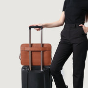
着用イメージ： The Baxter Brown Leather Laptop Sleeve For Men & Women モデル着用（自然光でのドレープ感）