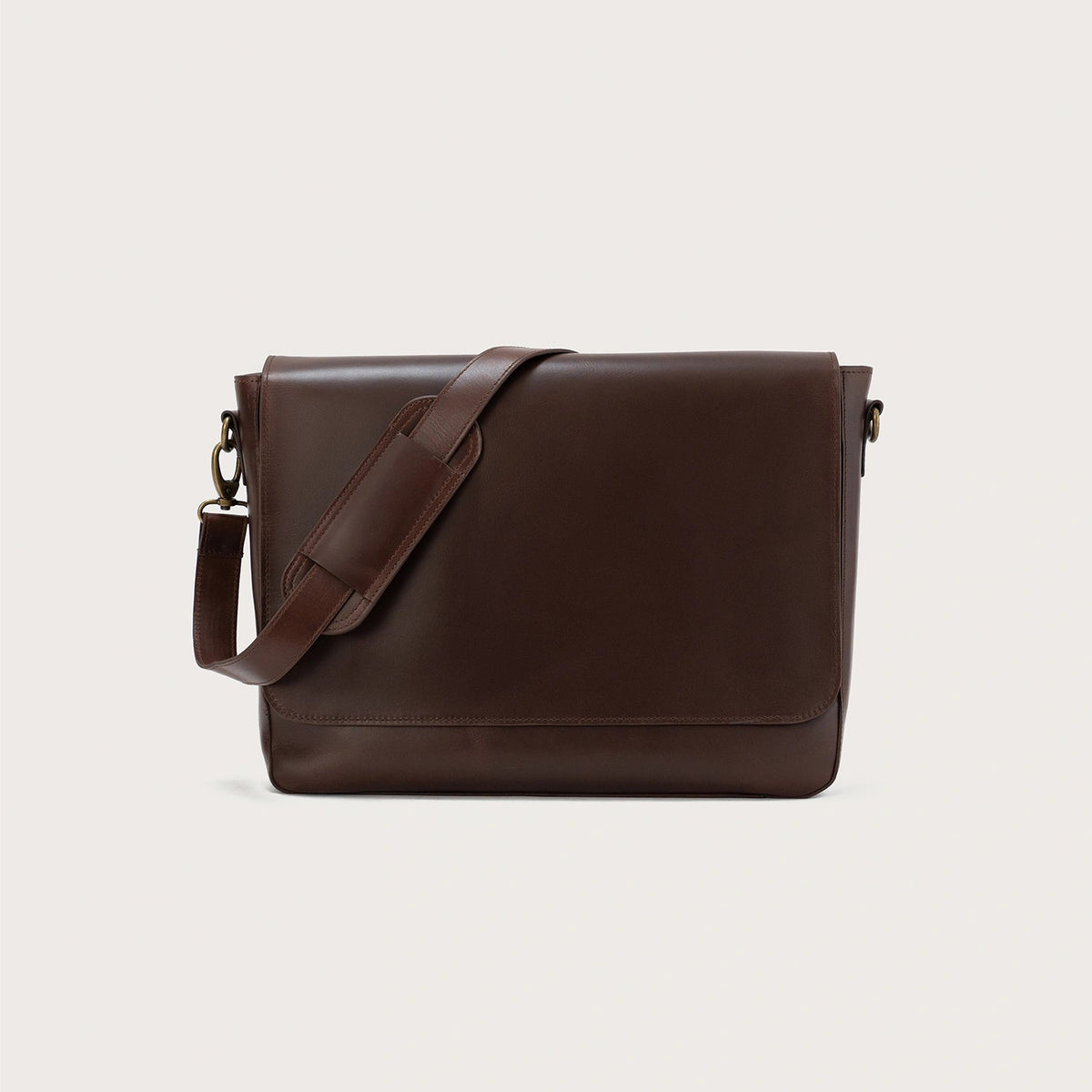 
The Carismatico Vintage Brown Leather Messenger Bag For Men & Women in Vintage Brown Full-Grain Leather - Full Exterior 正面スタイル＆テーラードシルエット | 公式オンライン通販