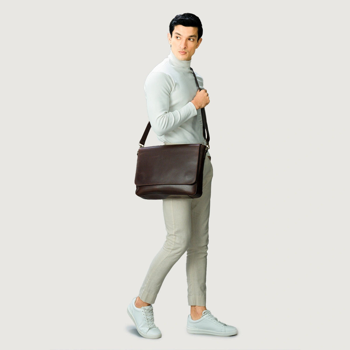 
Vintage Brown Full-Grain Leather Messenger Bag - 補強レザーストラップと丁寧な縫製が際立つ背面ビュー