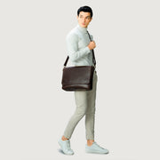 
Vintage Brown Full-Grain Leather Messenger Bag - 補強レザーストラップと丁寧な縫製が際立つ背面ビュー
