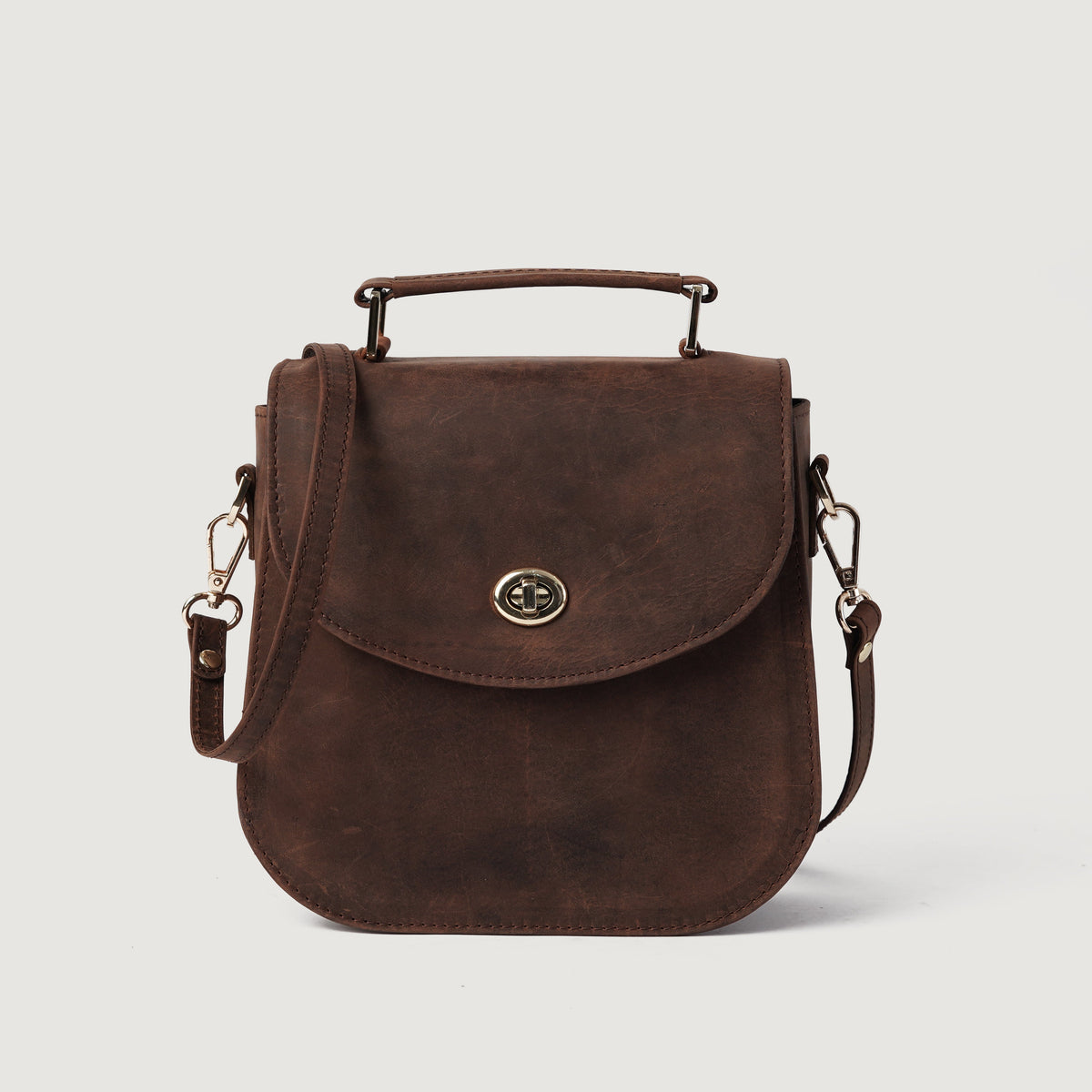 
The Sandra Vintage Distressed Brown Leather Saddle Bag For Women in Distressed Brown Full-Grain Leather - Full Exterior 正面スタイル＆テーラードシルエット | 公式オンライン通販