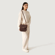 
Distressed Brown Full-Grain leather Bag - 補強レザーストラップと丁寧な縫製が際立つ背面ビュー