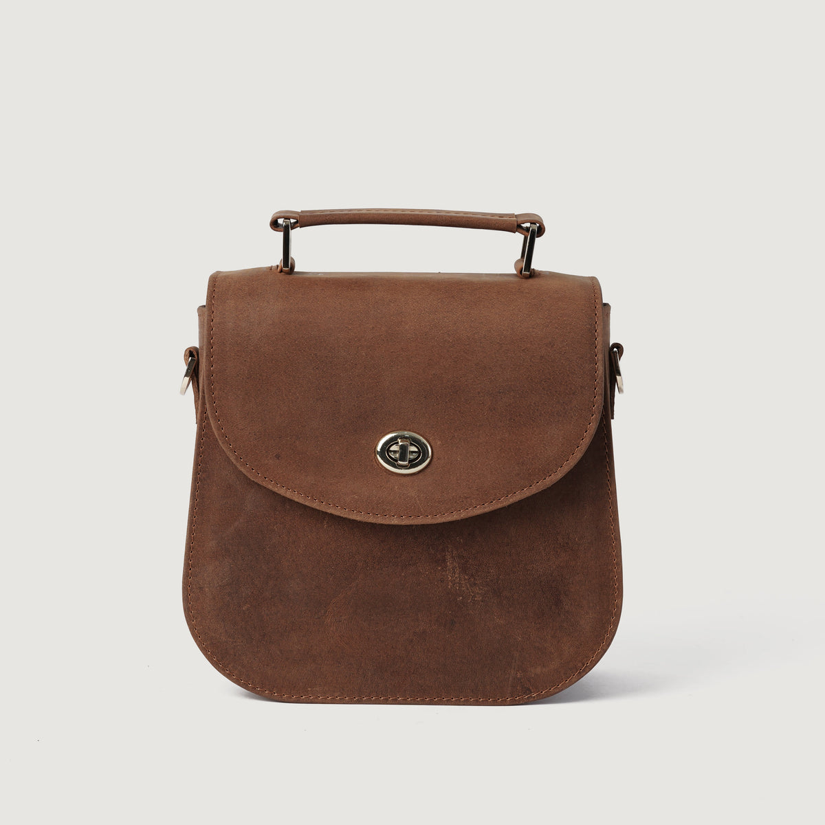 
The Sandra Vintage タン Leather Saddle Bag For Women - マチの奥行きと拡張容量を示す立体的なサイドプロファイル