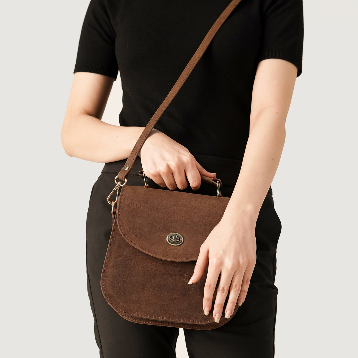 
Solid Antique Brass Hardware & Heavy-Duty Dual Zipper Detail on The Sandra Vintage タン Leather Saddle Bag For Women