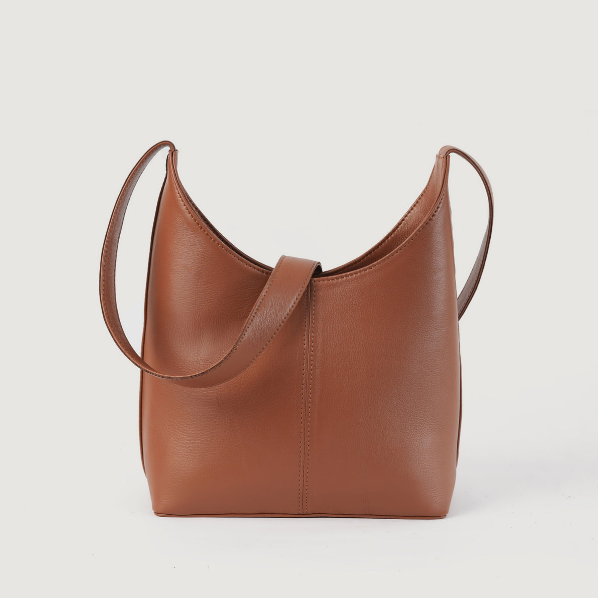 
The Stefani Brown Leather Hobo Bag For Women in Brown Full-Grain Leather - 正面スタイル＆テーラードシルエット | 公式オンライン通販