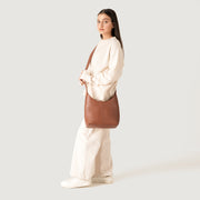 
Brown Full-Grain leather Goods - 美しい肩のラインと裾の仕立てが際立つ背面ビュー