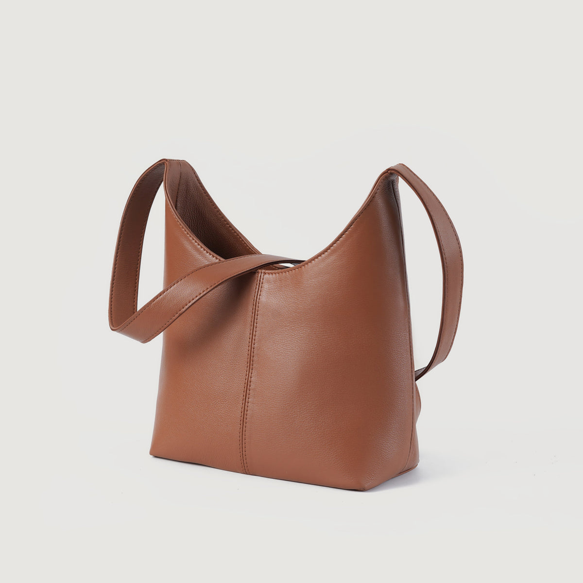 
The Stefani Brown Leather Hobo Bag For Women - 袖の立体カッティングと洗練されたテーパードフィットを見せる側面ビュー