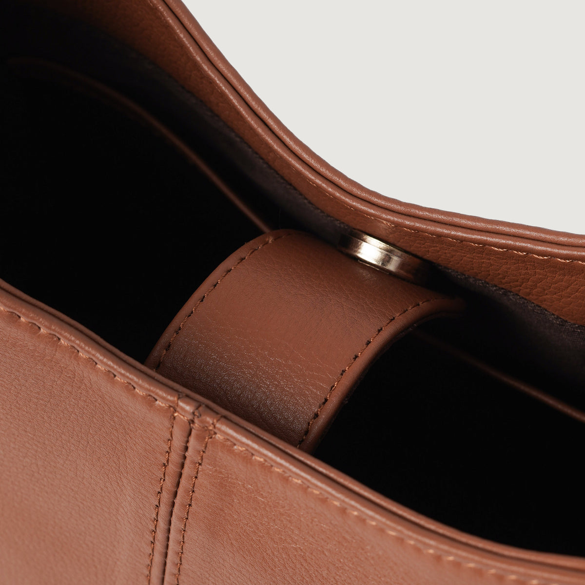 
着用イメージ： The Stefani Brown Leather Hobo Bag For Women モデル着用（自然光でのドレープ感）