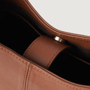 
着用イメージ： The Stefani Brown Leather Hobo Bag For Women モデル着用（自然光でのドレープ感）