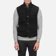 Close-Up Detail of Notch with removable throat latch &amp; Button Hardware on Men's Tony ブラック Suede Vest メンズ