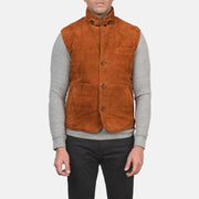 Close-Up Detail of Notch with removable throat latch &amp; Button Hardware on Men's Tony ブラウン Suede Vest メンズ