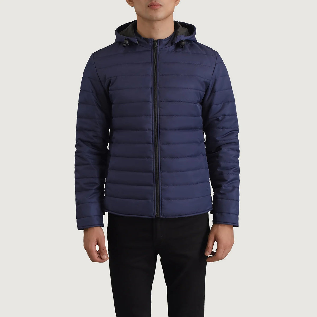 Close-Up Detail of Classic Collar &amp; Zipper Hardware on Tyler ブルー Hooded Puffer レザージャケット メンズ