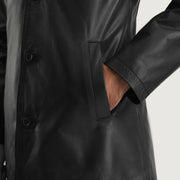 
Urban Slate ブラック レザーコート メンズ - 袖の立体カッティングと洗練されたテーパードフィットを見せる側面ビュー