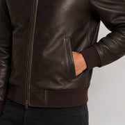 Close-Up Detail of Classic Collar &amp; Heavy-Duty Zipper Hardware on Dark ブラウン Sheepskin レザーボンバージャケット メンズ