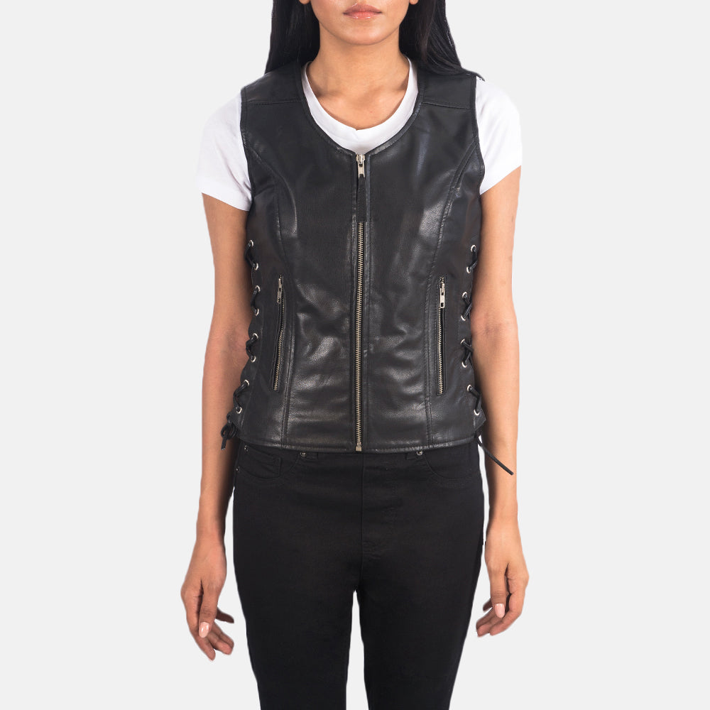 Close-Up Detail of V-neck &amp; Zipper Hardware on Women's Vanda ブラック Leather Biker Vest レディース