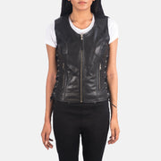 Close-Up Detail of V-neck &amp; Zipper Hardware on Women's Vanda ブラック Leather Biker Vest レディース