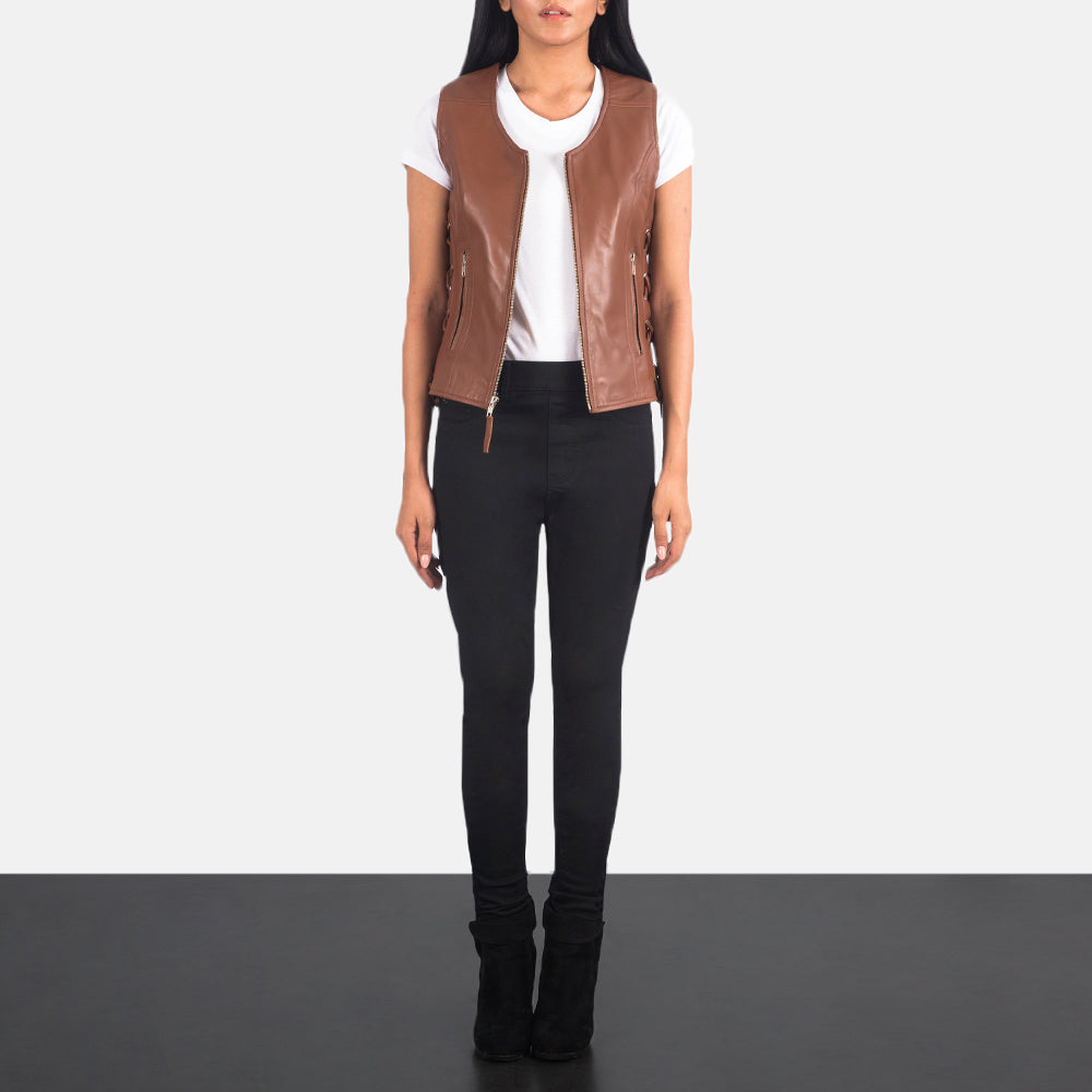 
Vanda ブラウン Leather Biker Vest レディース - 袖の立体カッティングと洗練されたテーパードフィットを見せる側面ビュー