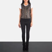 
Vanda ディストレストブラウン Leather Biker Vest レディース - 袖の立体カッティングと洗練されたテーパードフィットを見せる側面ビュー