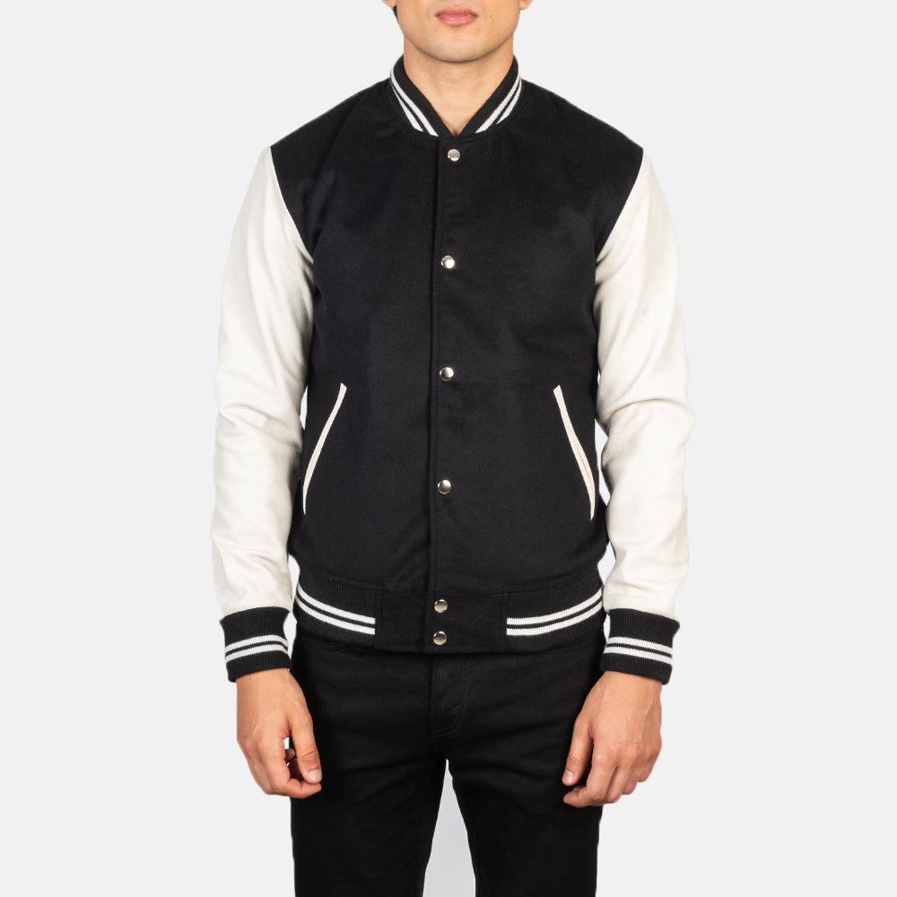 Close-Up Detail of Varsity &amp; Snap Buttons Hardware on Men's Vaxton ブラック &amp; White Hybrid Varsity レザージャケット メンズ