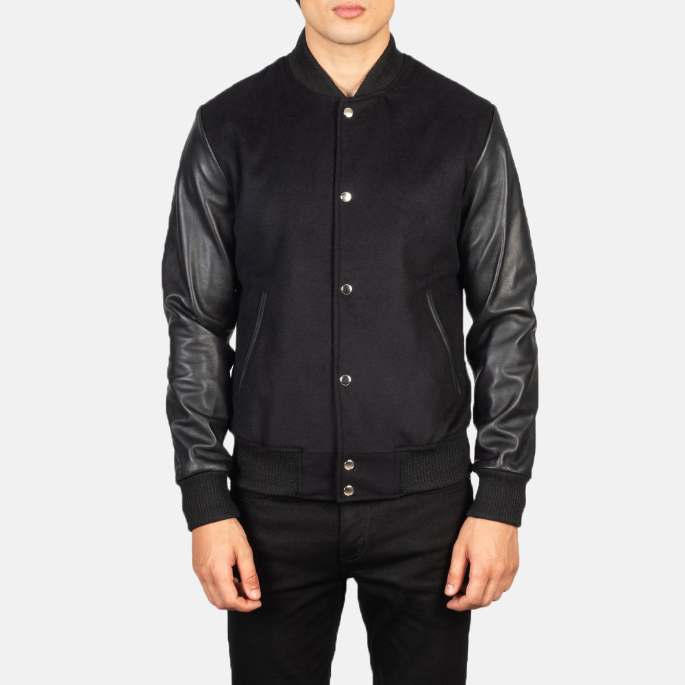 Close-Up Detail of Varsity &amp; Snap Buttons Hardware on Men's Vaxton ブラック Hybrid Varsity レザージャケット メンズ