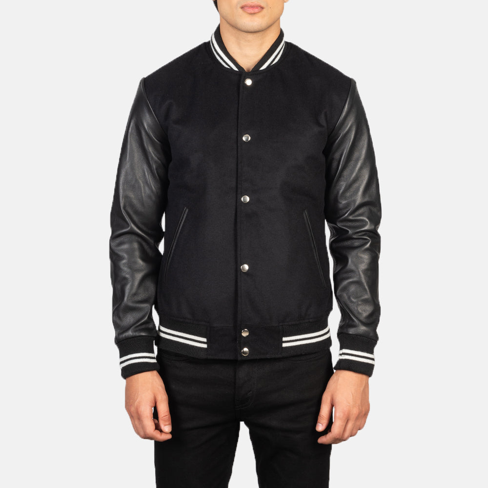 Close-Up Detail of Varsity &amp; Snap Buttons Hardware on Men's Vaxton ブラック Striped Hybrid Varsity レザージャケット メンズ