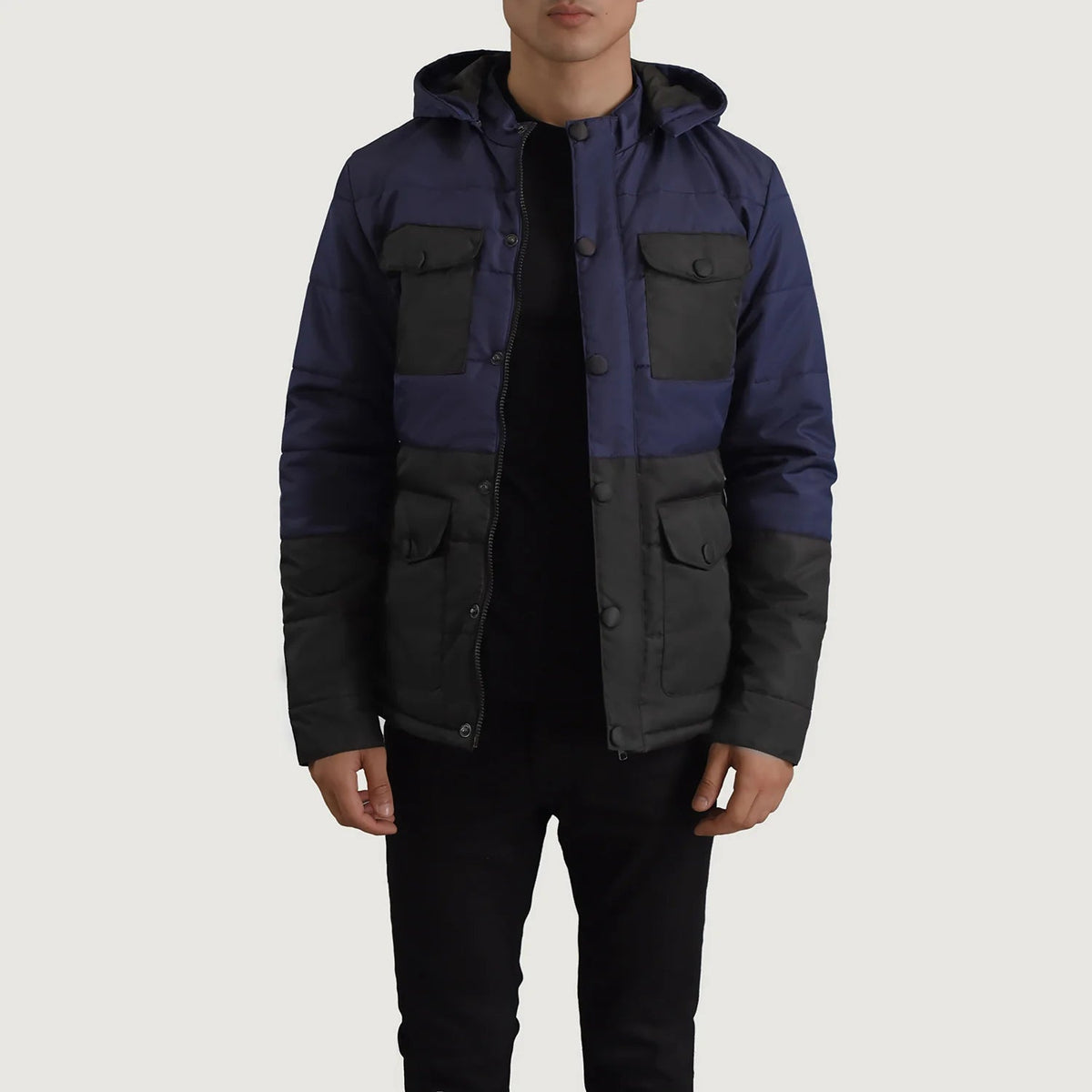 
Wayne ブラック & ブルー Hooded Puffer レザージャケット メンズ in Black + Blue Full-Grain Leather - 正面スタイル＆テーラードシルエット | 公式オンライン通販