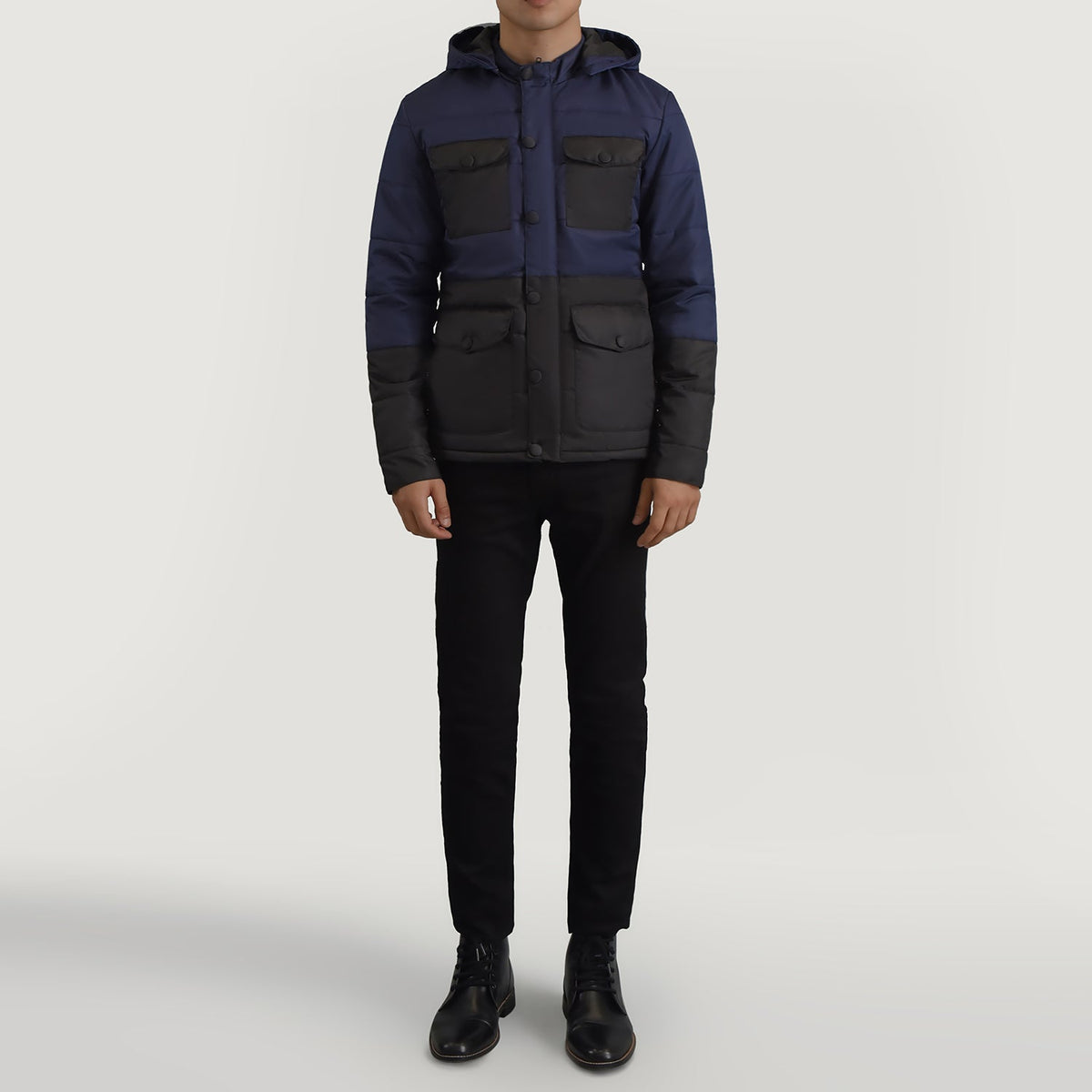 
Wayne ブラック & ブルー Hooded Puffer レザージャケット メンズ - 袖の立体カッティングと洗練されたテーパードフィットを見せる側面ビュー