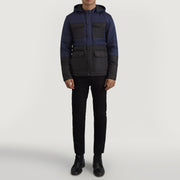 
Wayne ブラック & ブルー Hooded Puffer レザージャケット メンズ - 袖の立体カッティングと洗練されたテーパードフィットを見せる側面ビュー