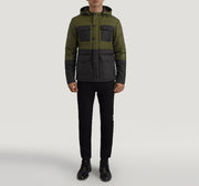 
Wayne ブラック & グリーン Hooded Puffer レザージャケット メンズ - 袖の立体カッティングと洗練されたテーパードフィットを見せる側面ビュー