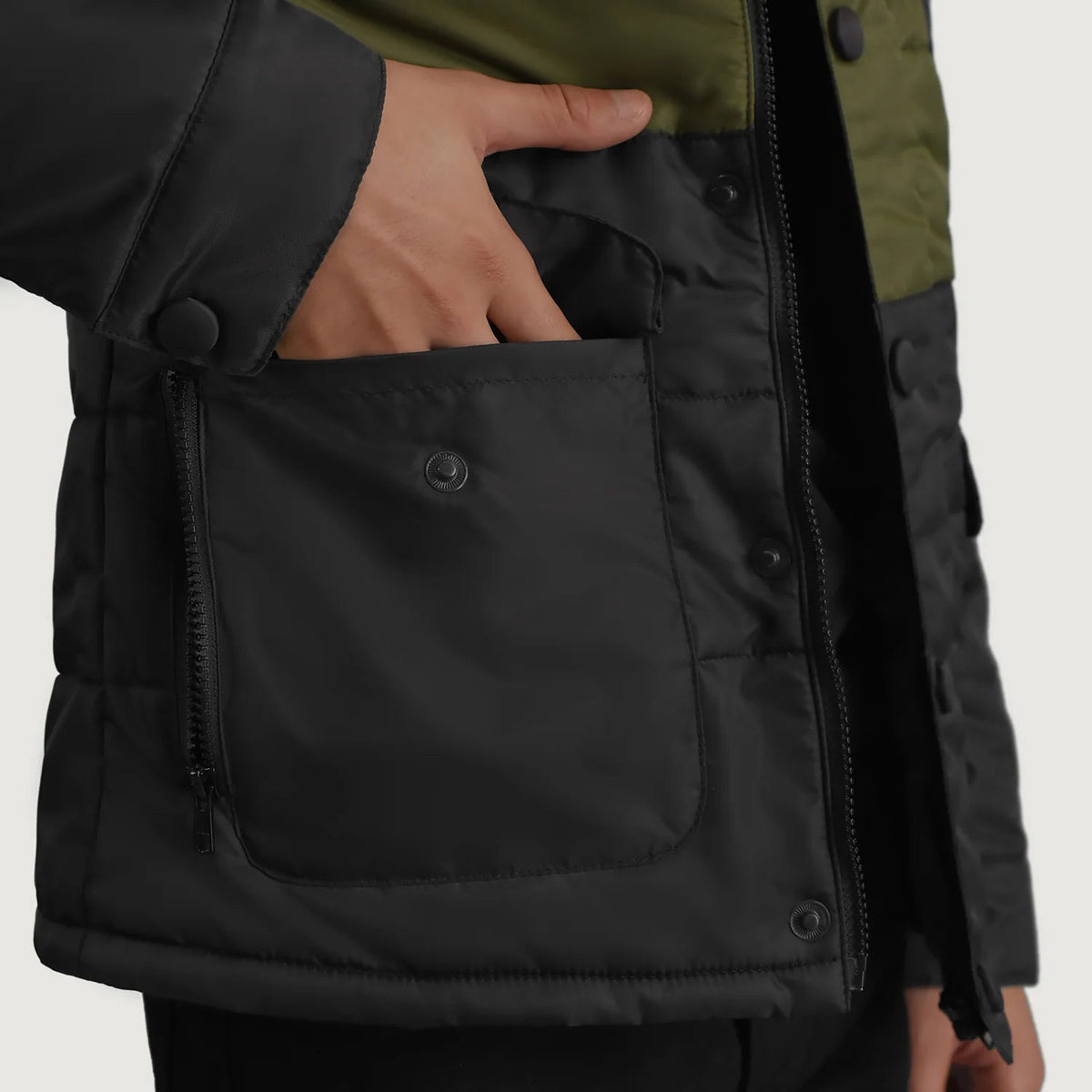 
内側ライニングビュー Showing Quilted Viscose Lining & 内側ユーティリティポケット2つ