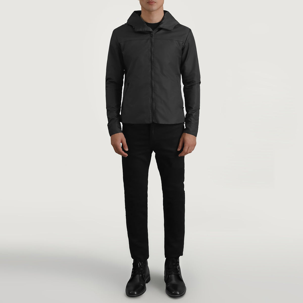 
Wesley ブラック Hooded Windbreaker レザージャケット メンズ - 袖の立体カッティングと洗練されたテーパードフィットを見せる側面ビュー