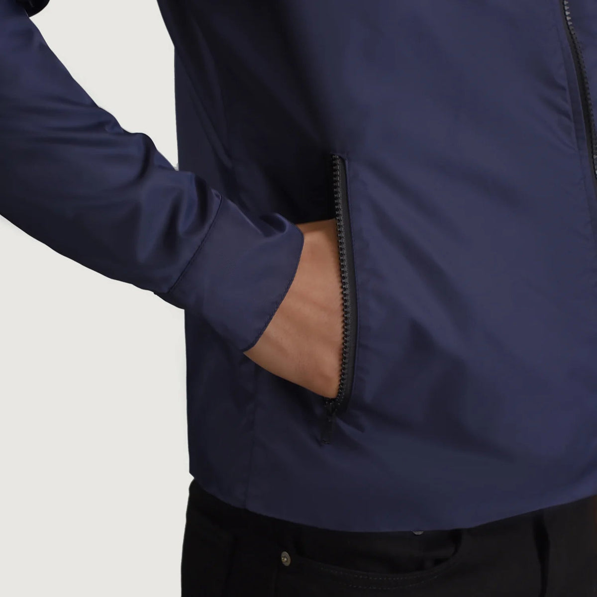 
内側ライニングビュー Showing Quilted Viscose Lining & 内側ユーティリティポケット2つ
