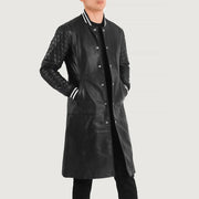 
Wilde ブラック Leather Varsity レザーコート メンズ - 袖の立体カッティングと洗練されたテーパードフィットを見せる側面ビュー