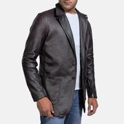 Close-Up Detail of Notch &amp; Button Hardware on Men's Wine ブラック レザーテーラードブレザー メンズ
