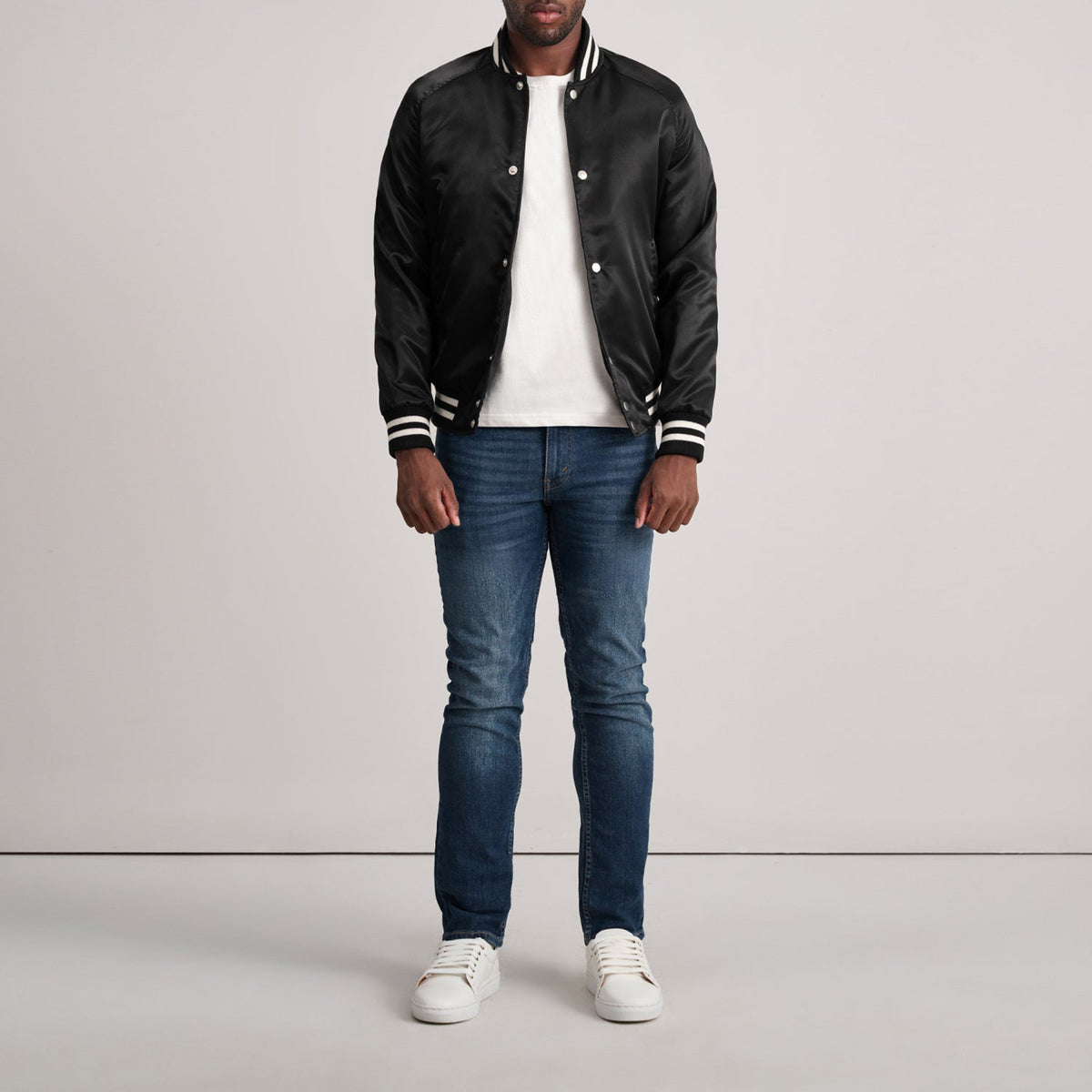 Close-Up Detail of Varsity &amp; Button Hardware on Xander ブラック Varsity レザージャケット メンズ