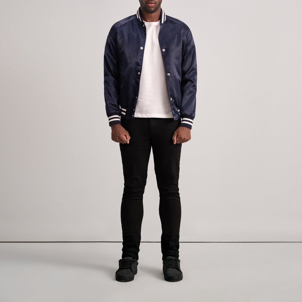 Close-Up Detail of Varsity &amp; Button Hardware on Xander ブルー Varsity レザージャケット メンズ