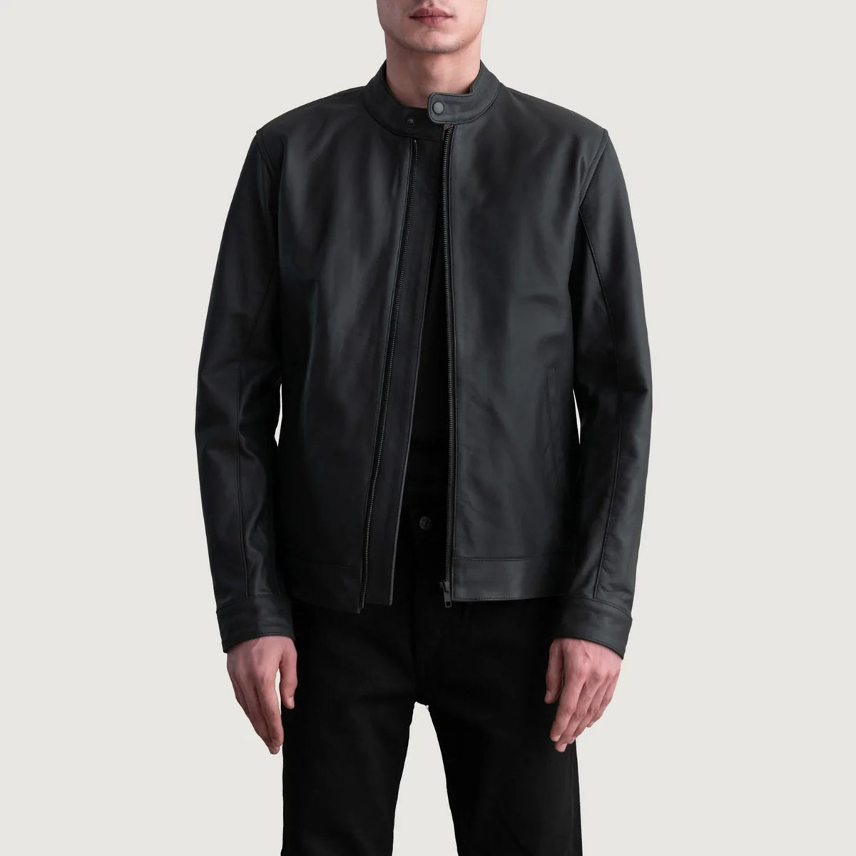 
Zen Matte ブラック レザーライダースジャケット メンズ in Matte Black Cowhide Leather - 正面スタイル＆テーラードシルエット | 公式オンライン通販