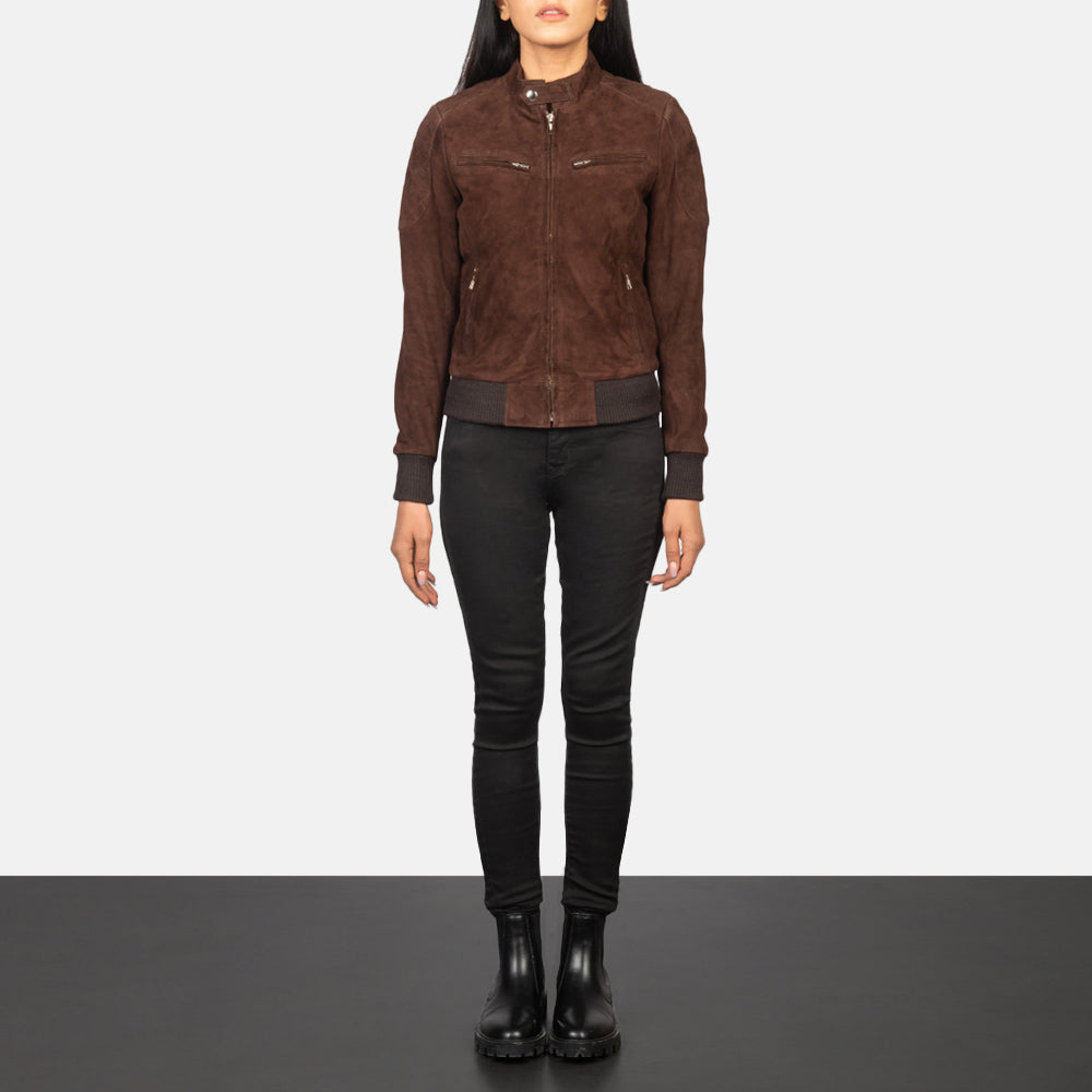 
Zenna Mocha Suede Bomber Jacket - 袖の立体カッティングと洗練されたテーパードフィットを見せる側面ビュー