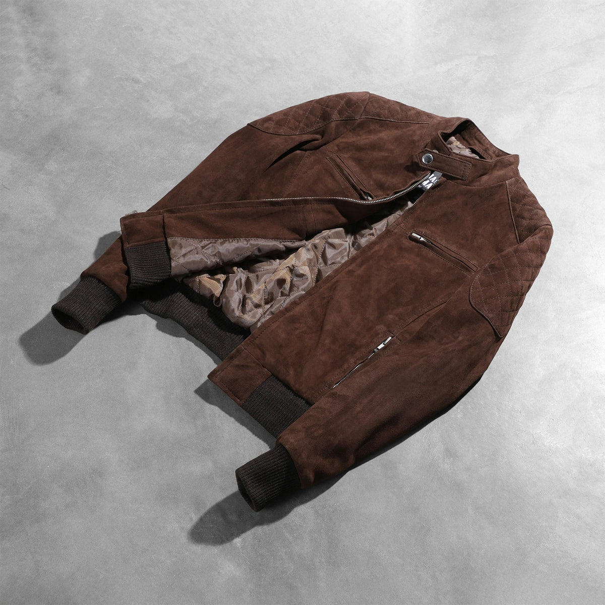 
着用イメージ： Zenna Mocha Suede Bomber Jacket モデル着用（自然光でのドレープ感）